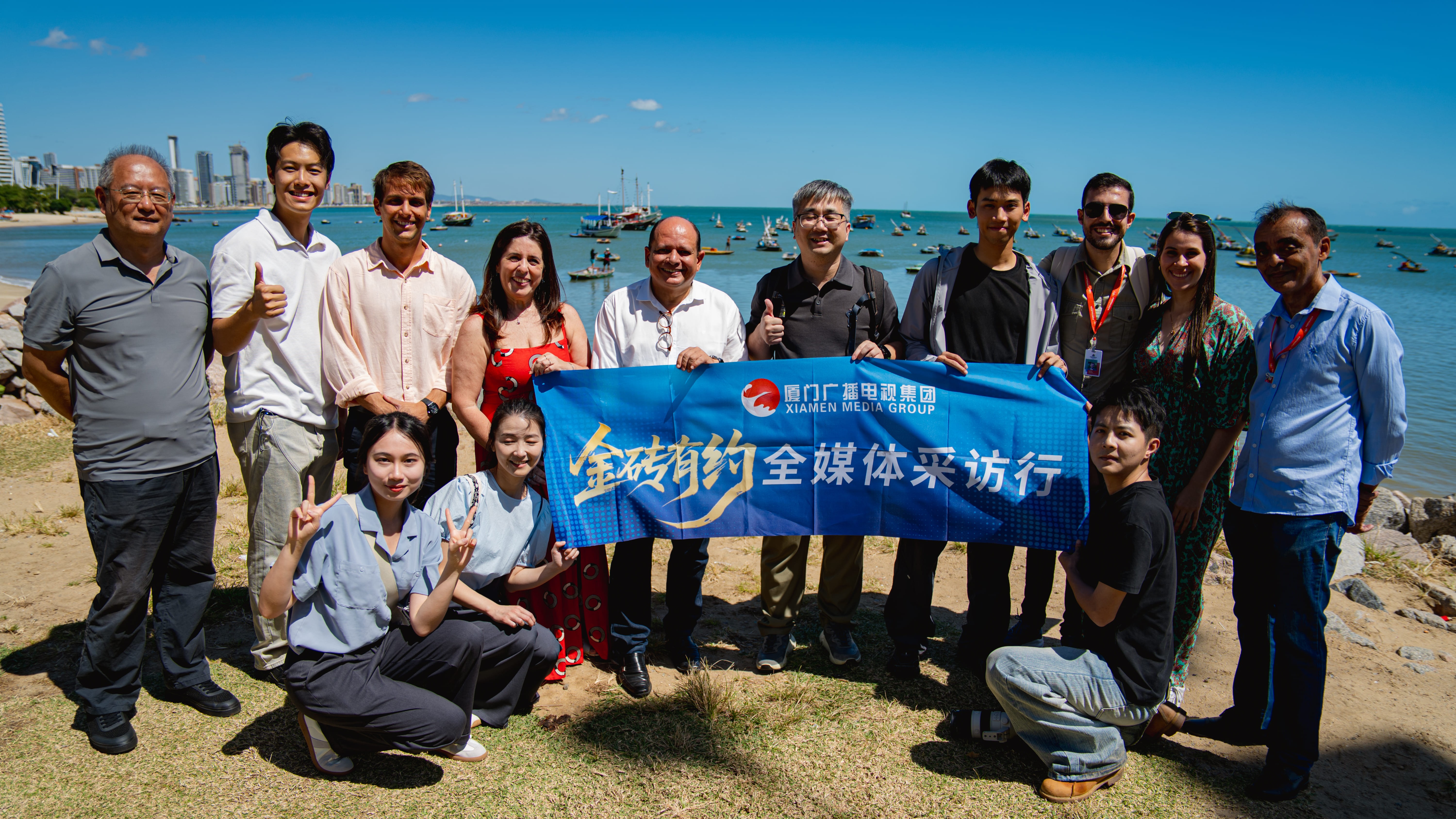 grupo de pessoas posa para a foto